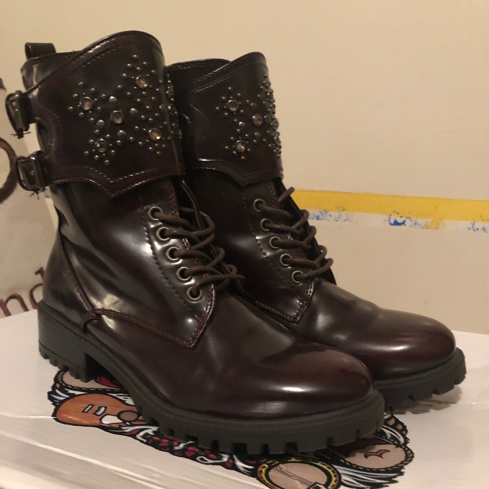 Combat boots Size 9, fits like a 8.5